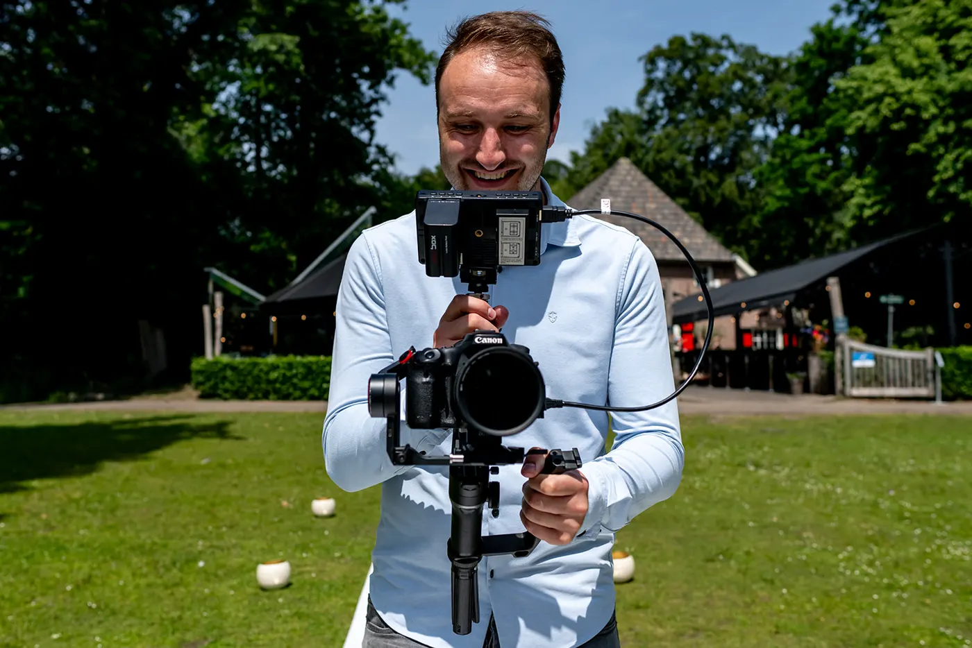 Mark, documentaire trouwvideograaf, lachend achter zijn camera met gimbal